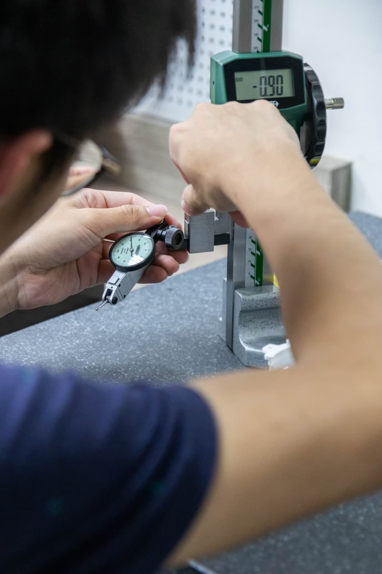 技術人員用量具檢查小型零件