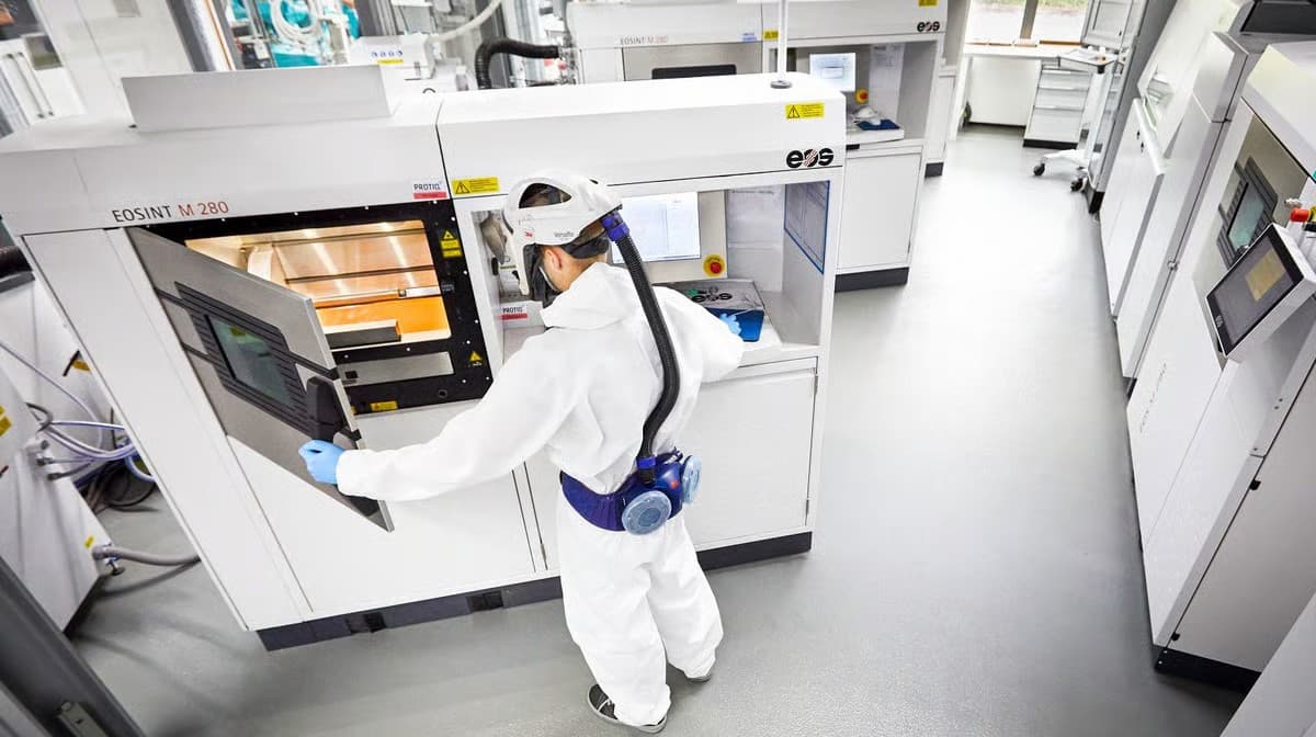 工業 3D 列印設備與自動化生產區