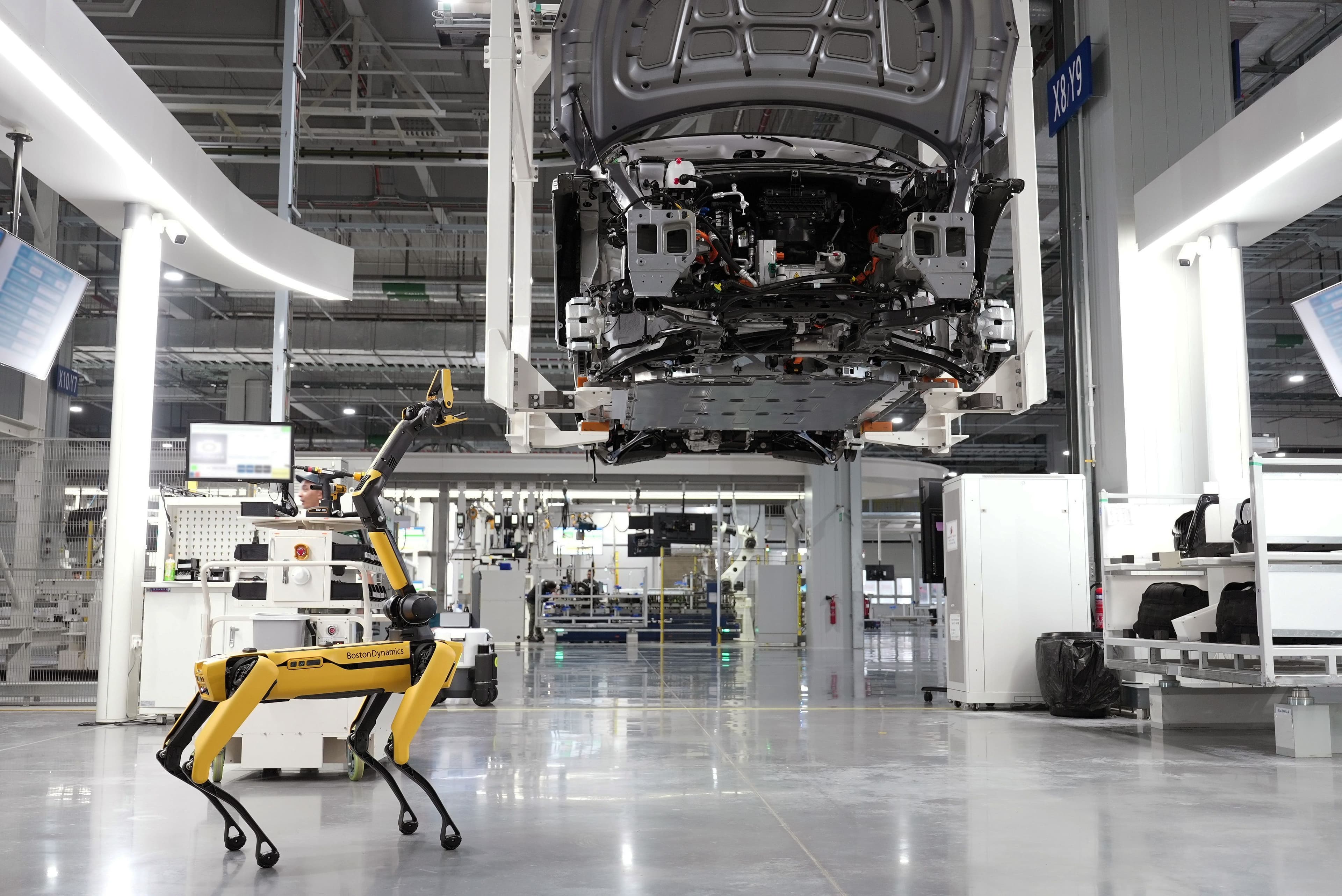 汽車組裝廠內的 Boston Dynamics 級機器人