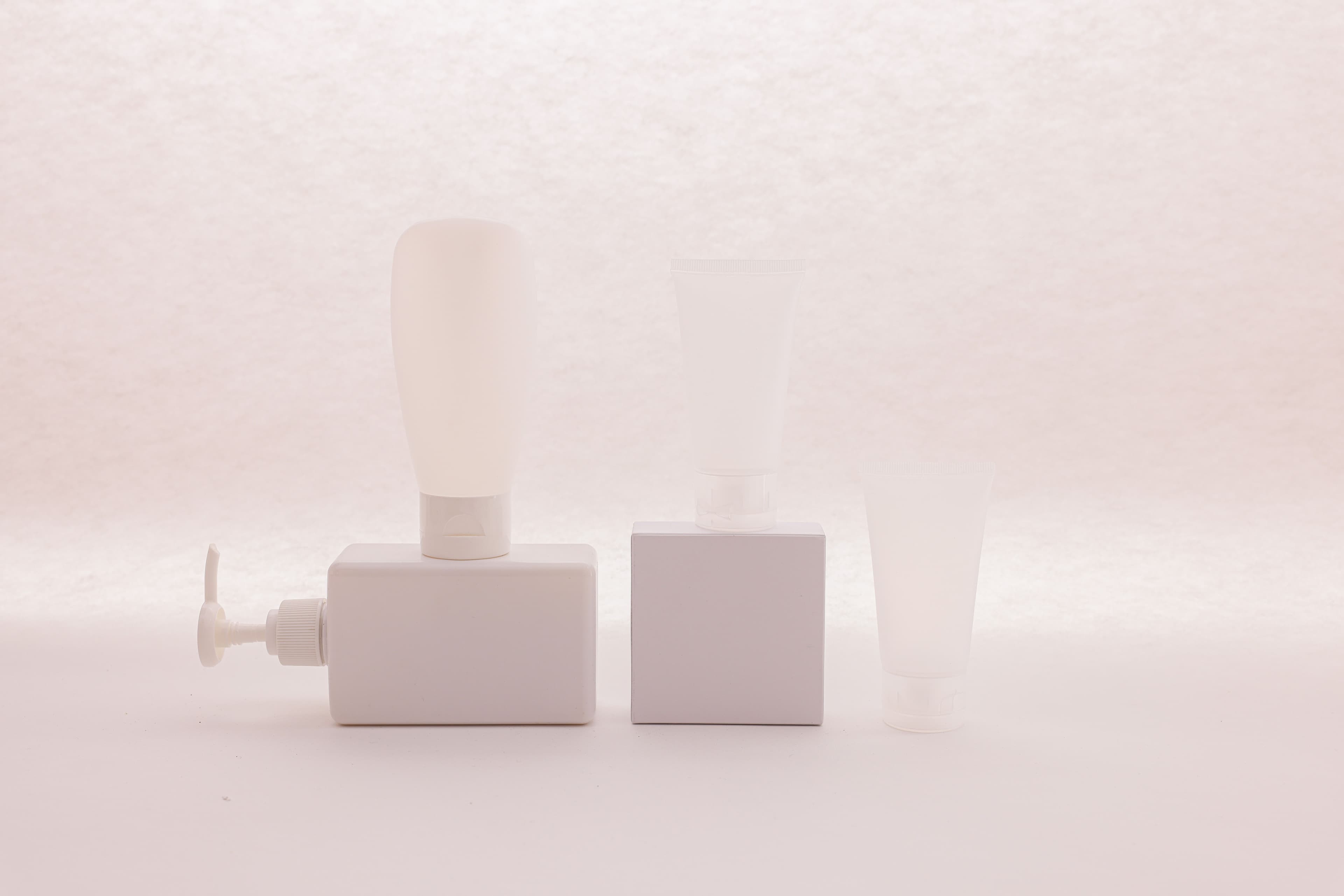 成型的白色化妝品瓶——表面處理定義產品感